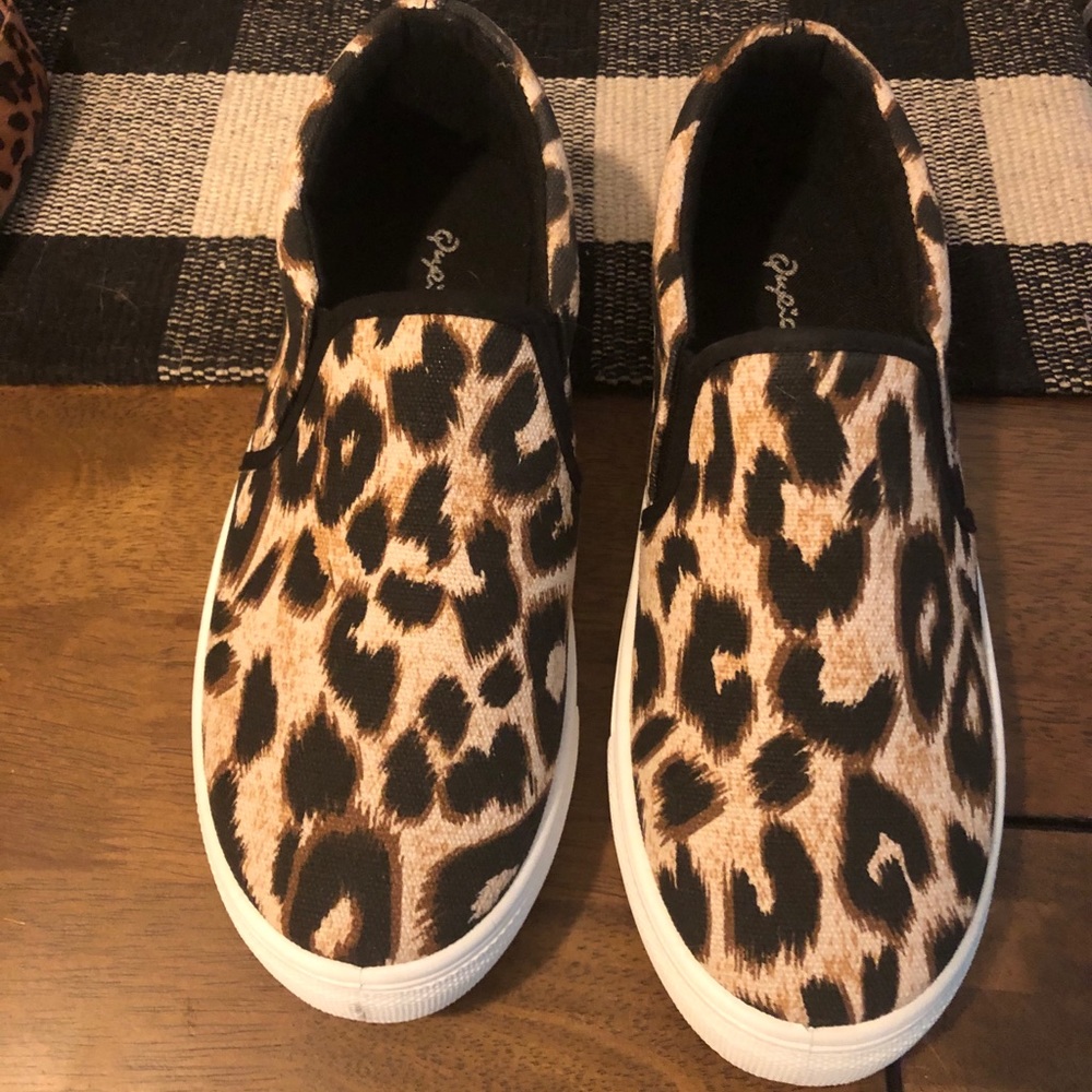 Sz 8 Cheetah Leopard Slip On Sneakers